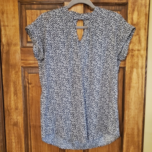 Express Abstract Black & White Keyhole Blouse Size M - Picture 1 of 4